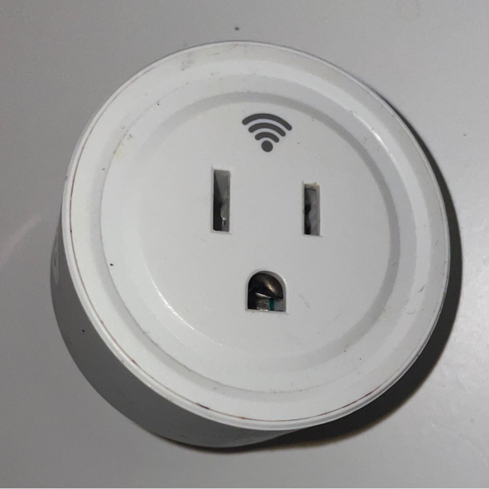 Mercury Smart Wi-Fi Plug in Outlet attachment